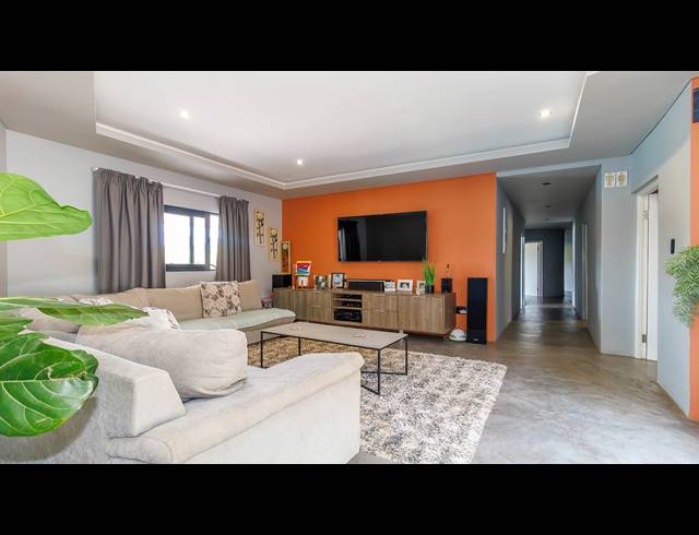 6 BEDROOM TOWNHOUSE FOR SALE IN CRESTHOLME